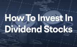 Illustrasjon med teksten How To Invest In Dividend Stocks over aksjemarked og terninger